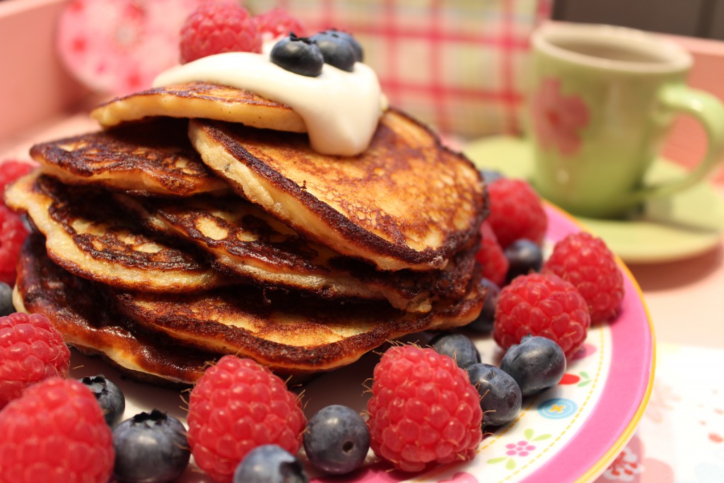 Low Carb Pancakes (Pfannkuchen) mit Vanillecreme und Beeren