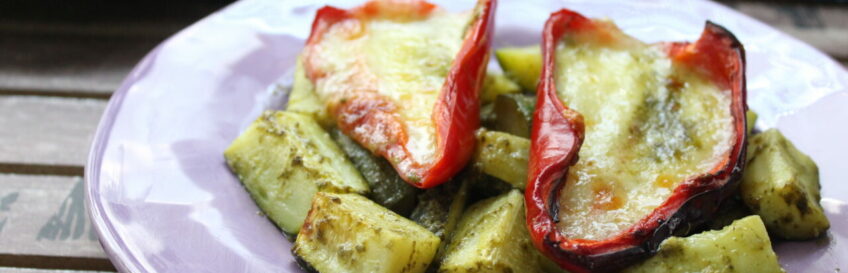 Paprika-Mozzi auf Pesto-Zucchinis