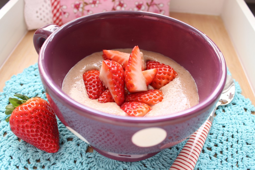 Haferkleie-Schoko-Porridge mit Erdbeeren