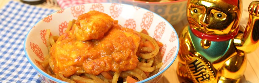 Tomatiges Lachs-Curry mit Rettich-Goreng