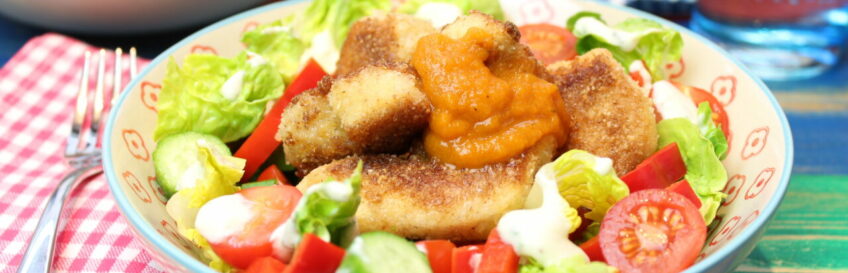 Happy Chicken Nuggets mit Currysoße und Salat