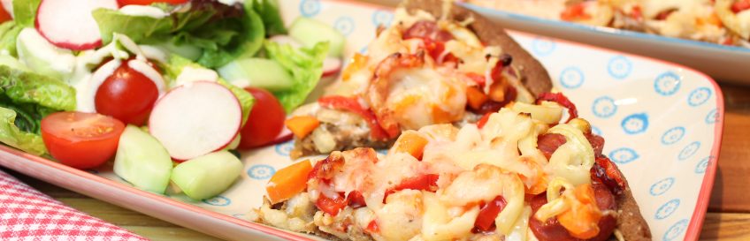 Chorizo-Crostata mit buntem Salat