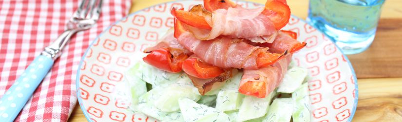 Erfrischender Gurkensalat mit Bacon-Paprika-Sticks