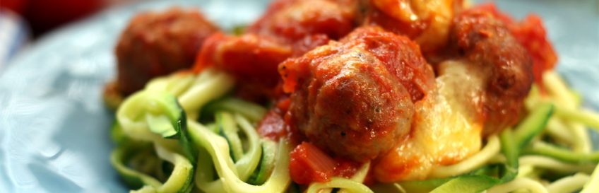 Mozzarella-Meatballs in Tomatensoße mit Zucchini-Nudeln (Zudeln)