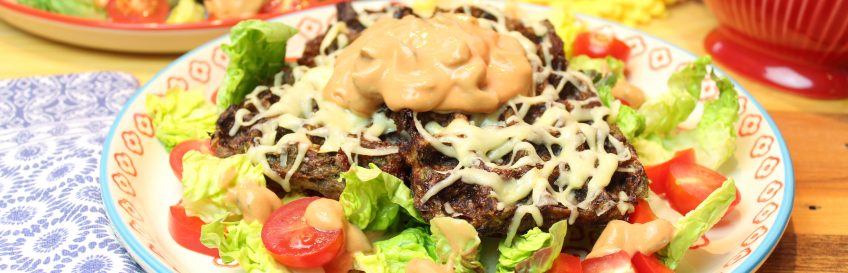 Cheeseburger Waffeln mit Salat und Burgersoße
