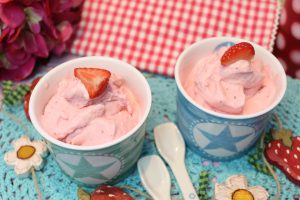 Low Carb Joghurt-Mascarpone-Erdbeereis