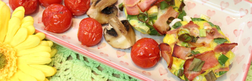 Schinken-Frühlingszwiebel-Eiermuffins mit Tomaten und Champignons