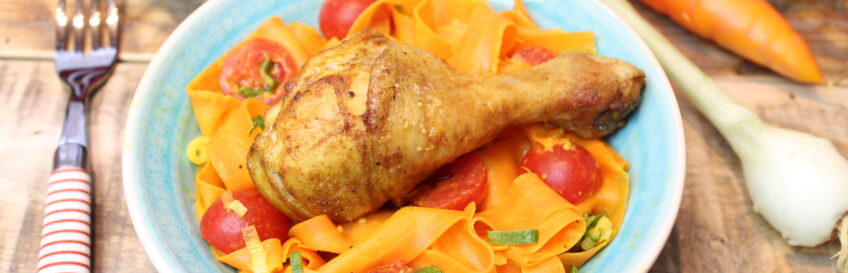 Kokos-Curry-Karottensalat mit Chicken-Drumsticks