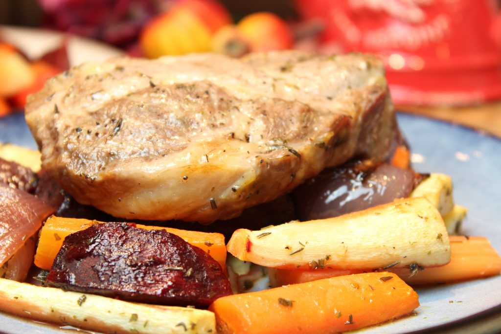 Rustikale Steaks auf Apfel-Wurzelgemüse - Happy Carb Rezepte