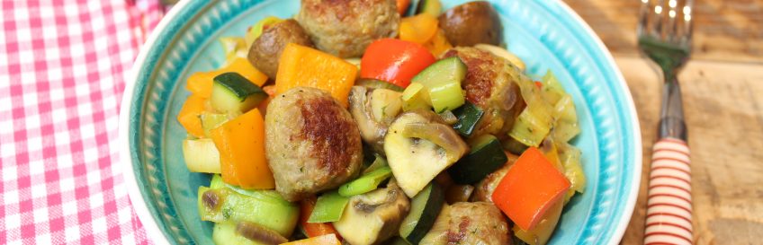 Gemüse-Hackbällchenpfanne mit Basilikum-Curry-Wüwü