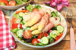 Bunter Salat mit Spargel-Bacon-Röllchen