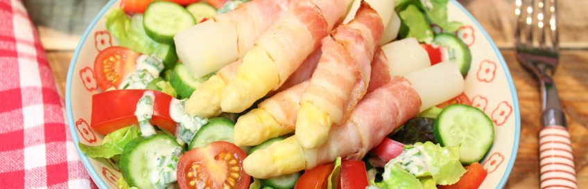 Bunter Salat mit Spargel-Bacon-Röllchen