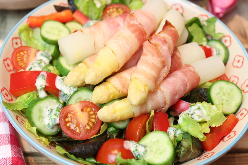 Bunter Salat mit Spargel-Bacon-Röllchen - Happy Carb Rezepte
