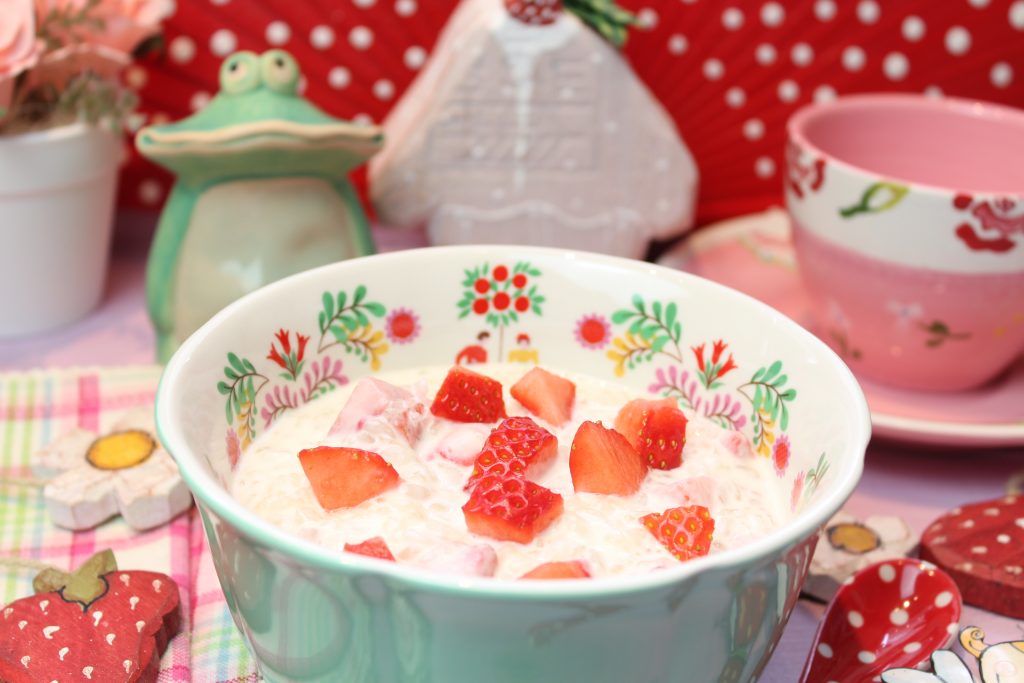 Erdbeer-Quark-Milchreis mit Konjakreis - Happy Carb Rezepte
