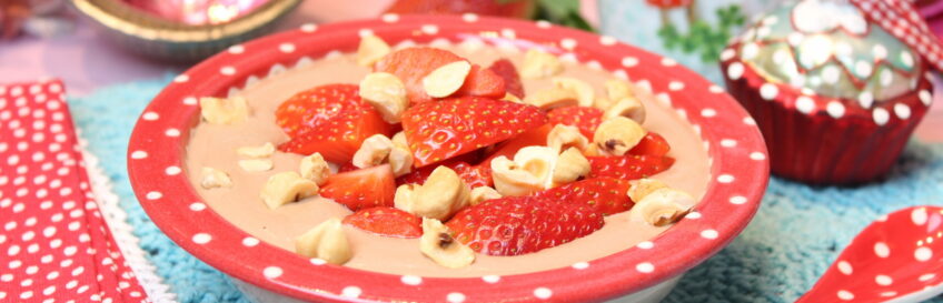 Warmer Nuss-Nougat-Joghurtpudding mit Erdbeeren