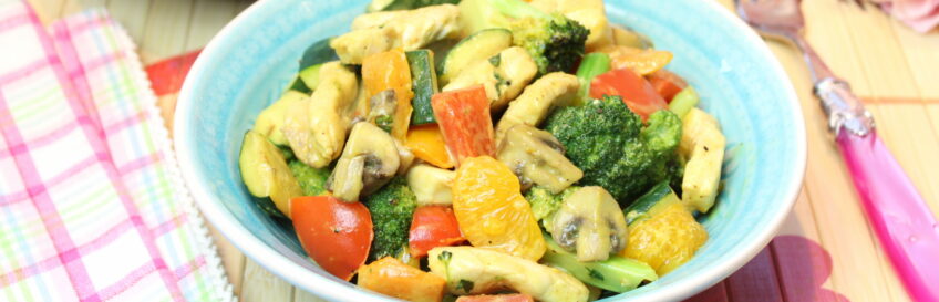 Fruchtige Curry-Hähnchen-Gemüsepfanne mit Basilikum