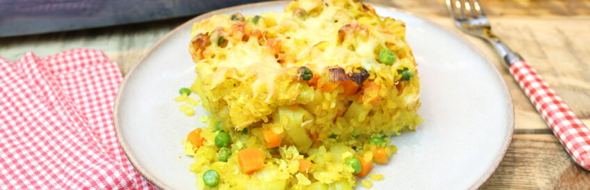 Gemüse-Konjakreisauflauf mit Curry und Ei