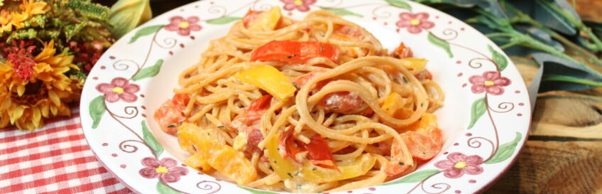 Gebackene Feta-Paprika-Tomaten-Linsenspaghetti