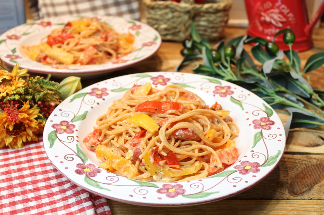 Gebackene Feta-Paprika-Tomaten-Linsenspaghetti - Happy Carb Rezepte