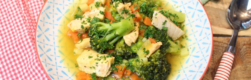 Einfache Gemüsesuppe mit Brokkoli und Lachs
